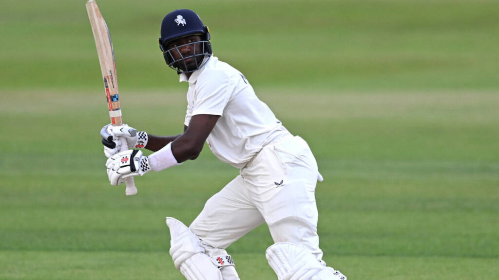 Kent Batters Mount Strong Resistance Against Gloucestershire in County Championship