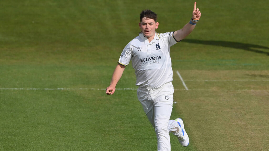 Sam Hain and Ethan Bamber Lead Warwickshire to the Brink of Victory Against Yorkshire