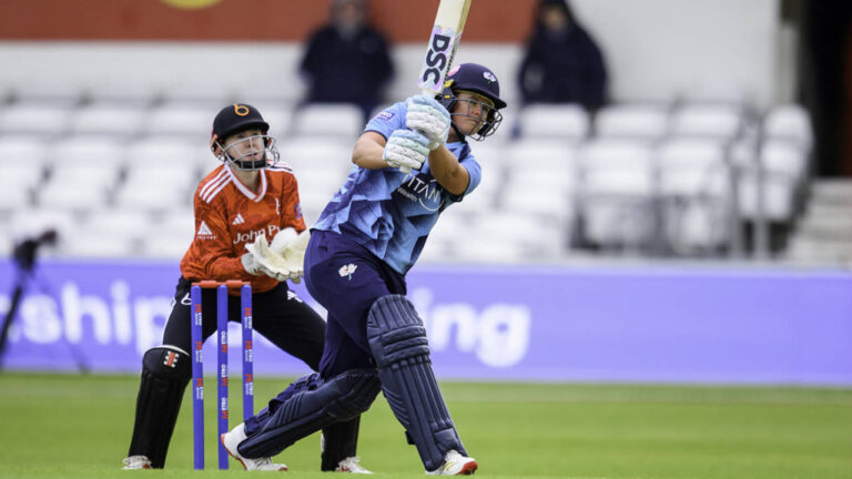 Warwickshire Clinch Thrilling Three-Wicket Win Against Yorkshire 2 415835.6