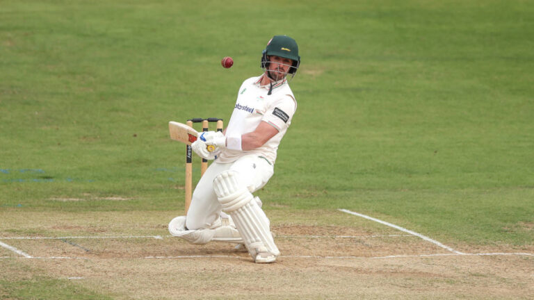 Rothesay County Championship: Lewis Hill vigil keeps Leicestershire afloat as Essex eye top spot 4 406888.6