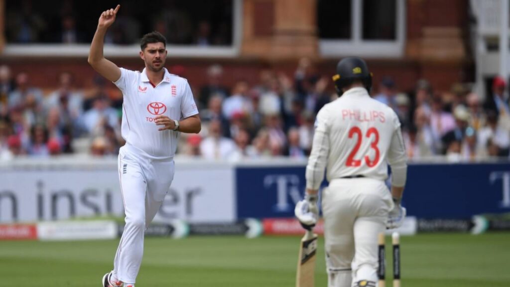 Robinson five-for on comeback as New Zealand rolled for 113 at Lord’s